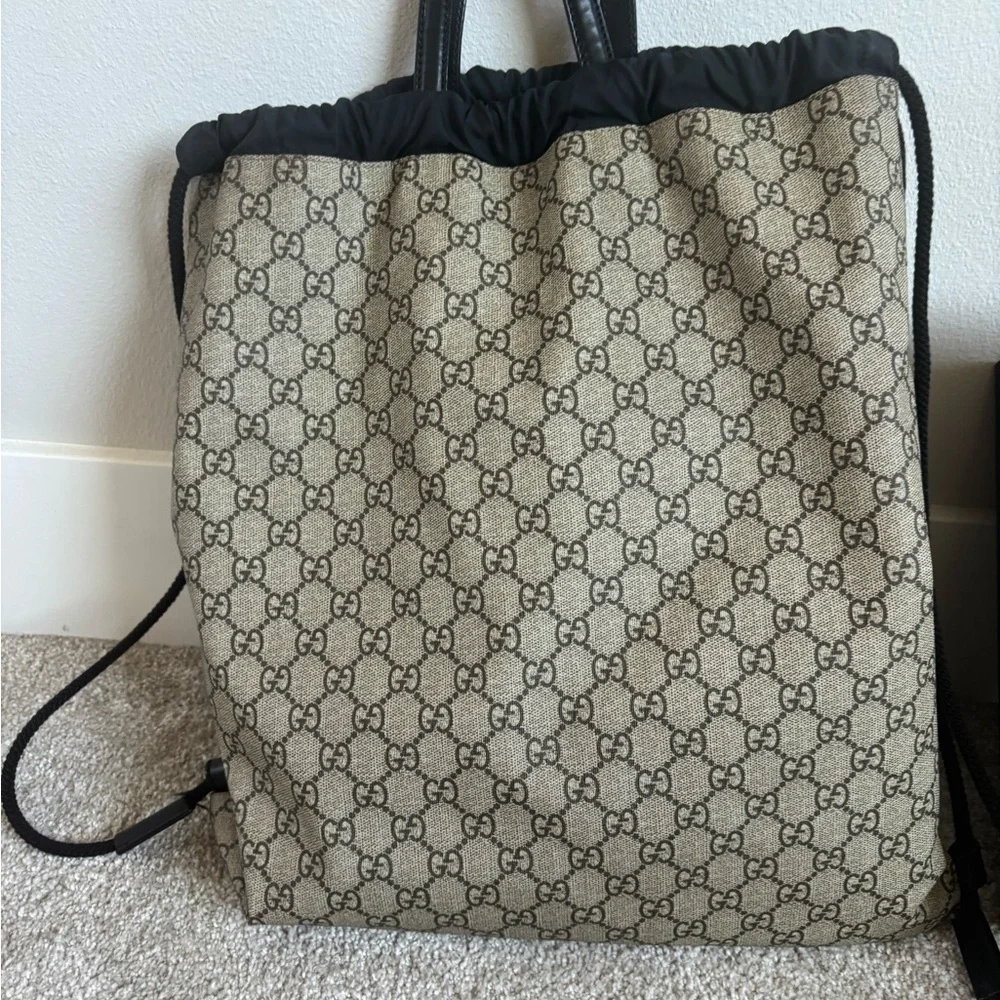 Authentic Gucci Beige Tiger Print Backpack with Black Accents - Picture 2 of 9